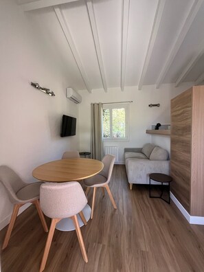 Villa, 2 Schlafzimmer | Wohnbereich | Flachbildfernseher