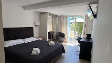 Chambre Double | 2 bedrooms, in-room safe, individually decorated, individually furnished