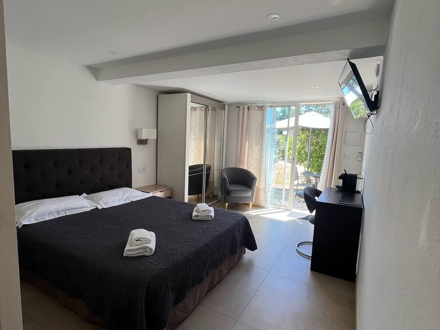 2 bedrooms, in-room safe, individually decorated, individually furnished