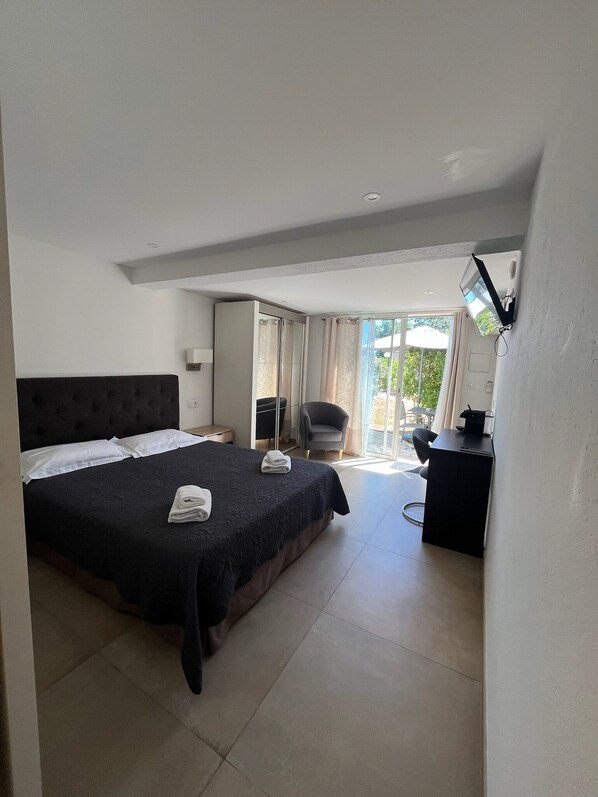 Chambre Double | 2 bedrooms, in-room safe, individually decorated, individually furnished - Residence Les Cigales (Porto-Vecchio)