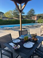 Desayuno continental diario (EUR 12 por persona)