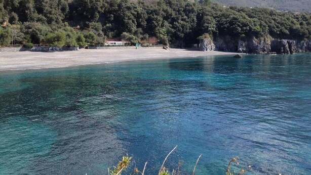 A coastal landscape with a clear blue sea, a sandy beach, and a mountainous backdrop. - Vista Mare Maratea B&B (Maratea)