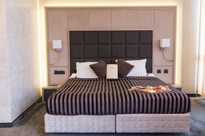 Luxury Apartment, 1 Bedroom | Bathroom | Free toiletries, slippers, towels - Cosmopolitan Hotel & Wellness (Ruse)