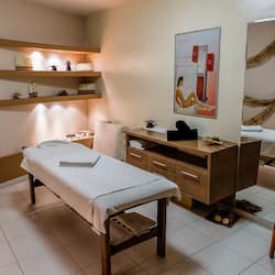 Salas de tratamiento para parejas, un sauna, una bañera de hidromasaje