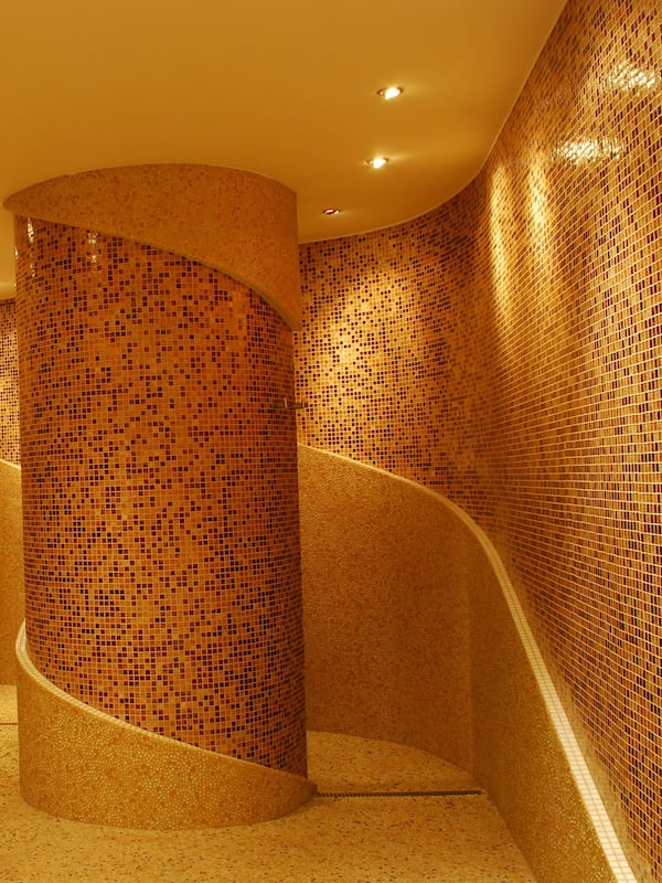 Salas de tratamiento para parejas, un sauna, una bañera de hidromasaje