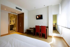 Desk, blackout drapes, soundproofing, free cribs/infant beds - Aginaga Hotela (Usurbil)