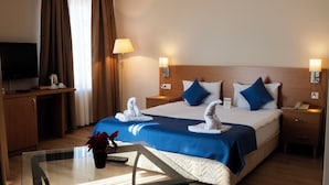 A hotel room with a bed, two bedside tables, a TV, a desk, and a potted plant. - Edirne Park Hotel (Edirne)