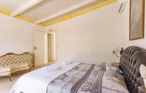 2 bedrooms, travel cot, free WiFi, bed sheets - Pet friendly home in Noto -SR- with WiFi (Noto -SR-)