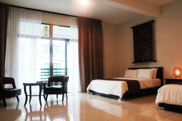 7 bedrooms, iron/ironing board, free WiFi - Balinese House (Malacca City)