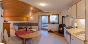 Een koelkast, een microgolfoven, een vaatwasser