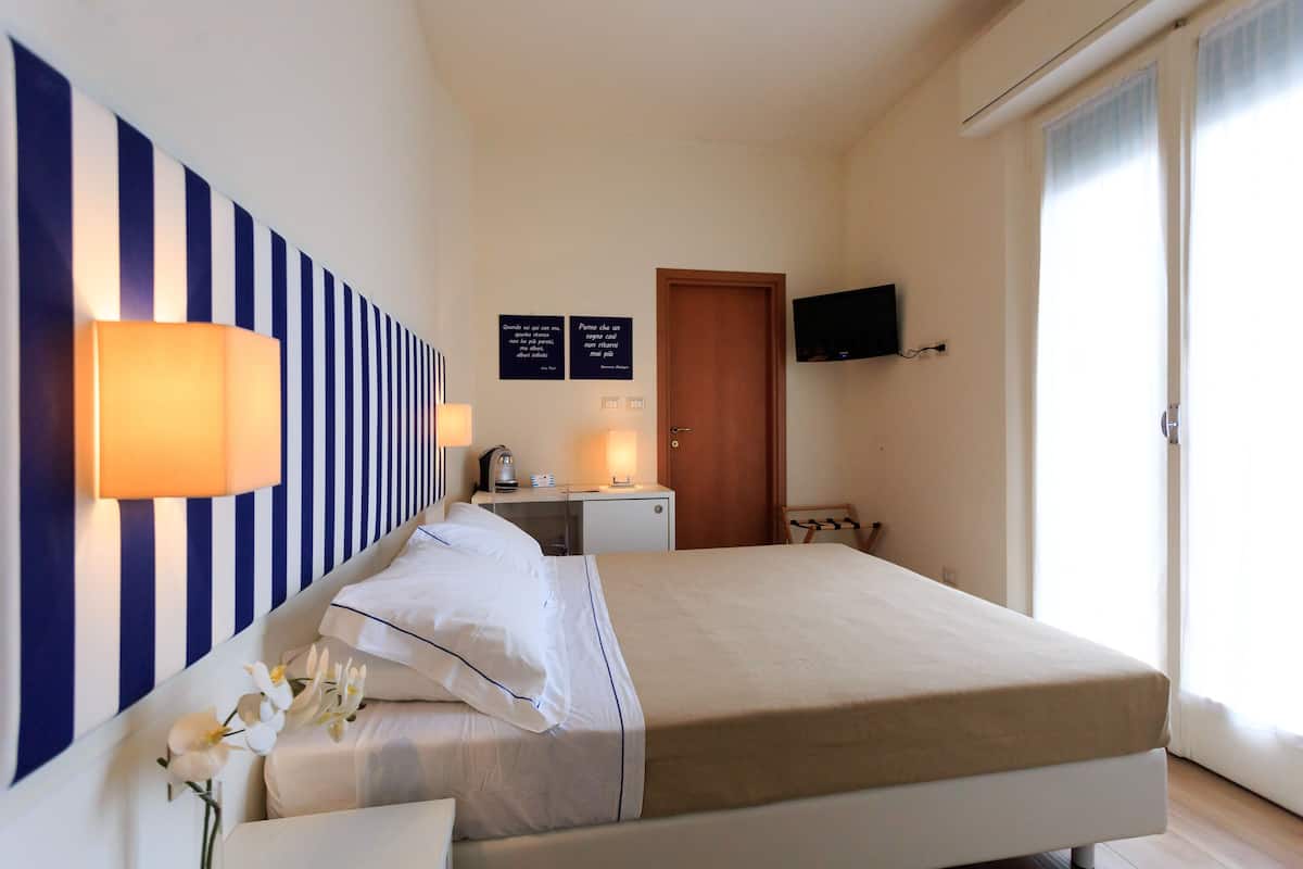 Caixa forta a l'habitació, escriptori, wifi gratuïta i roba de llit