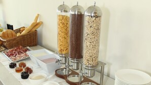 Una mesa de buffet con diversos alimentos y condimentos.