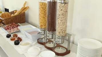 Tägliches Frühstücksbuffet (8 EUR pro Person)