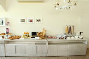 Daily buffet breakfast for a fee - Mini Hotel (Rimini)