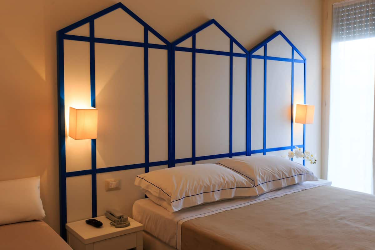 Caixa forta a l'habitació, escriptori, wifi gratuïta i roba de llit