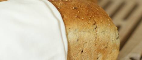 A loaf of bread on a wooden cutting board.