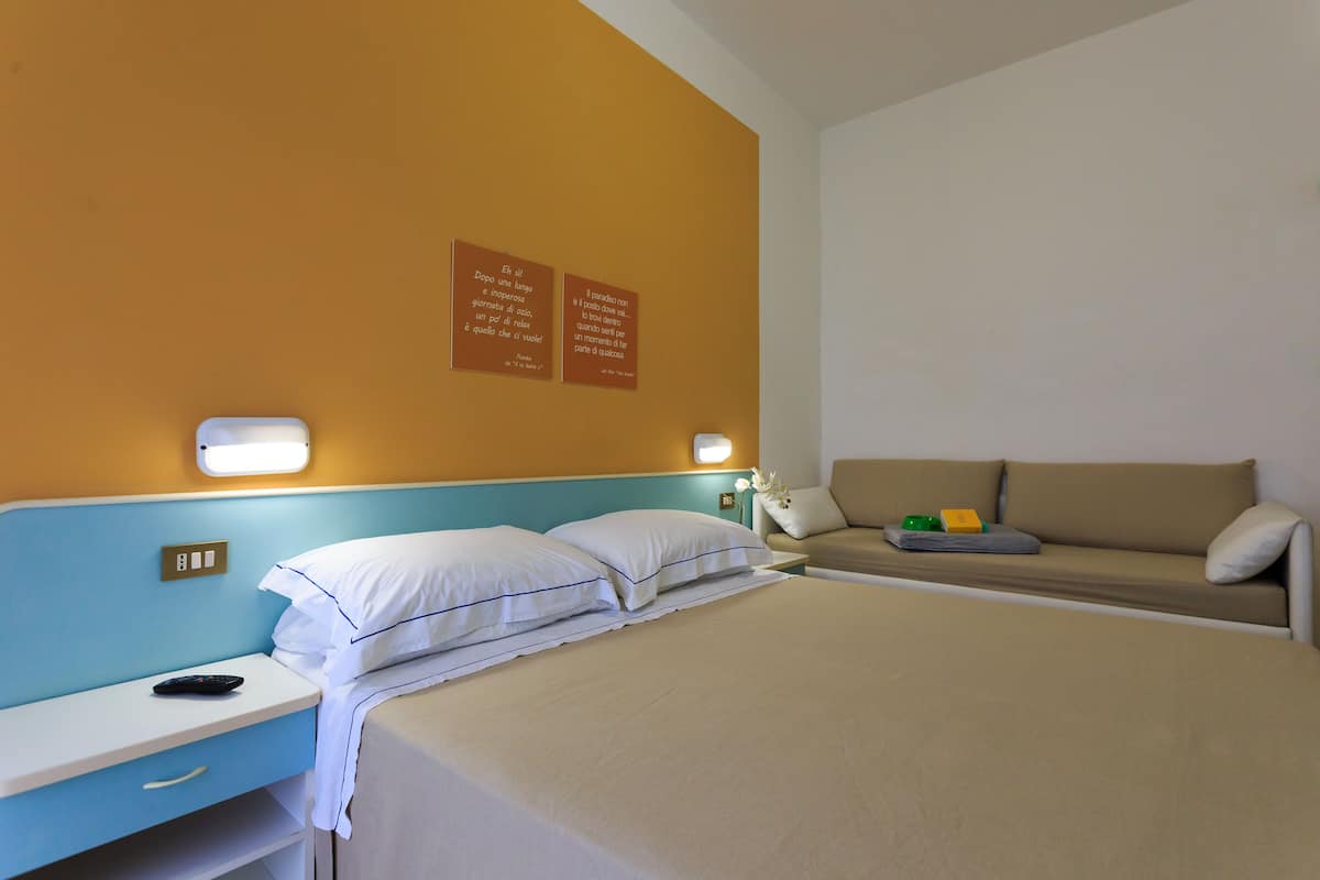 Habitació quàdruple estàndard | Caixa forta a l'habitació, escriptori, wifi gratuïta i roba de llit