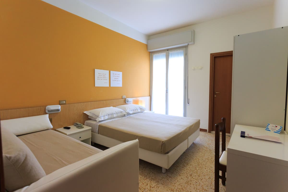Caixa forta a l'habitació, escriptori, wifi gratuïta i roba de llit