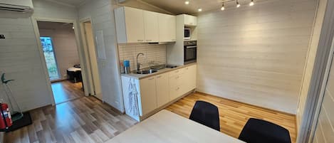 Appartement Affaires, 2 chambres, salle de bains privée | Cuisine privée