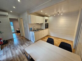 Apartamento empresarial, 2 quartos, banheiro privativo | Cozinha privada | Refrigerador em uma área comum, micro-ondas em uma área comum