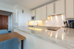 Kühlschrank, Mikrowelle, Ofen, Geschirrspüler