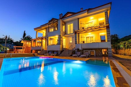 Seasonal outdoor pool, pool umbrellas, sun loungers