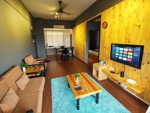 Apartament, 2 dormitoris | Sala d'estar | Televisor LCD 