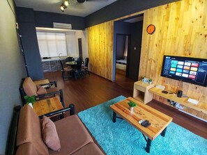 Apartment, 2 Bedrooms | Ruang tamu | TV LCD