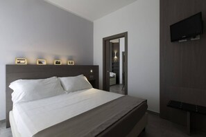 Quadruple Room, 2 Bedrooms | Minibar, in-room safe, desk, free WiFi - Hotel Eden (Alba Adriatica)