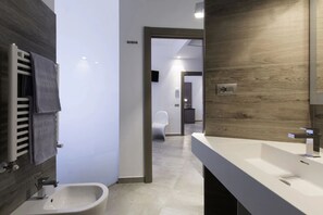 Habitación cuádruple superior, 2 habitaciones | Baño | Ducha, artículos de higiene personal gratuitos, secador de pelo y bidé