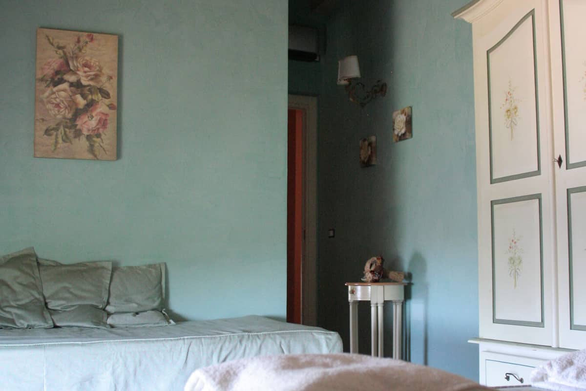 Eenvoudige vierpersoonskamer | Een strijkplank/strijkijzer, gratis wifi, beddengoed