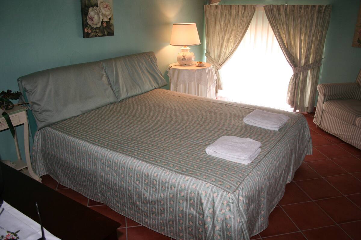 Habitación triple Confort | Tabla de planchar con plancha, wifi gratis y ropa de cama 