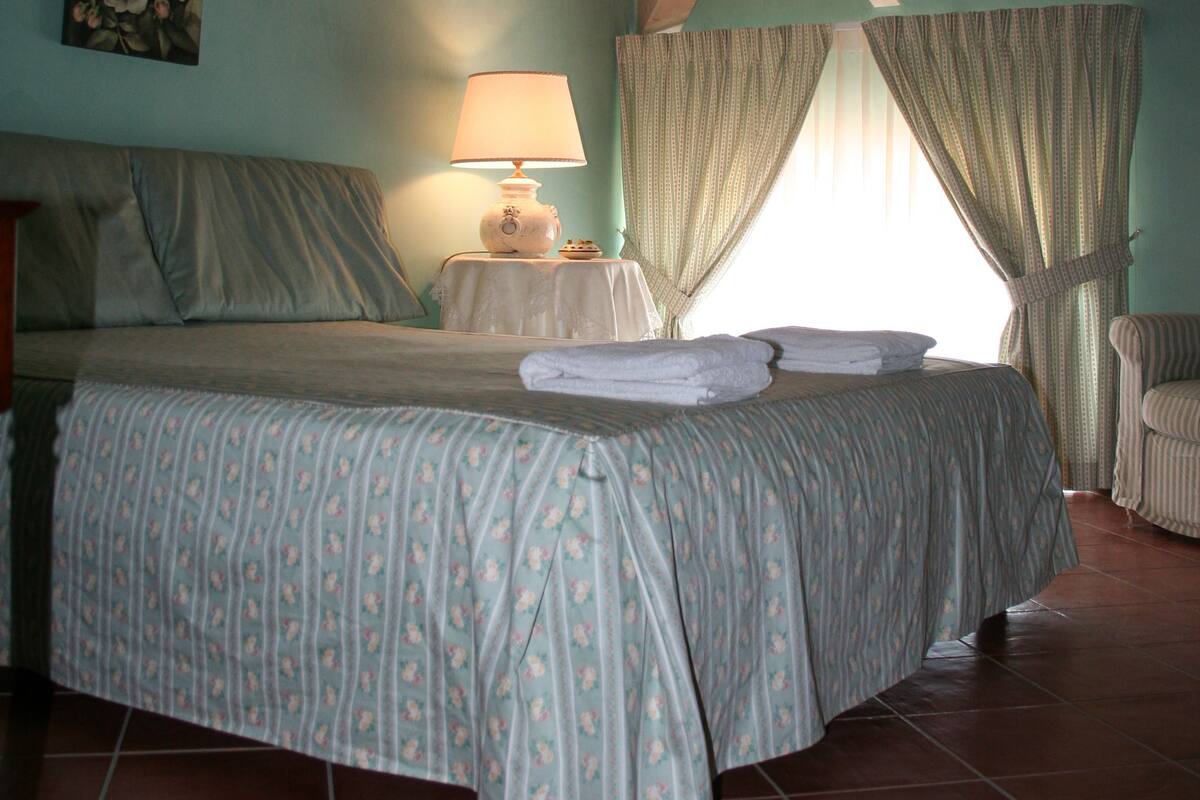 Habitación doble clásica | Tabla de planchar con plancha, wifi gratis y ropa de cama 