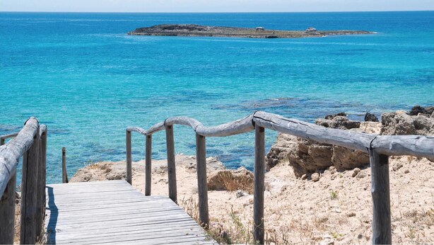A wooden boardwalk leading to a rocky shoreline with clear blue water. - 2 bedroom stunning apartment in Grottaglie (TA) (Grottaglie (TA))