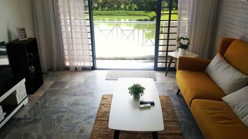 Apartemen, pemandangan danau | Ruang keluarga | TV LCD