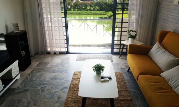 Apartemen, pemandangan danau | Ruang keluarga | TV LCD