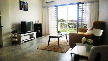 Apartemen, pemandangan danau | Ruang keluarga | TV LCD
