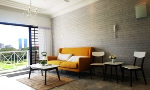 Apartamento, vistas al lago | Sala de estar | Una televisión LCD