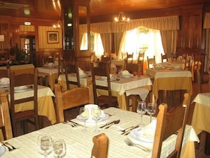 S'hi serveixen dinars, sopars i plats de cuina portuguesa