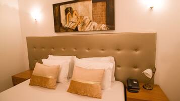 Traditionele tweepersoonskamer | Een minibar, een bureau, verduisterende gordijnen