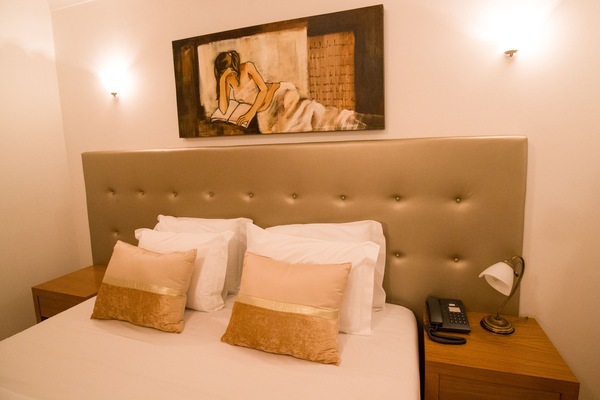 Quarto casal tradicional | Frigobar, escrivaninha, cortinas blackout