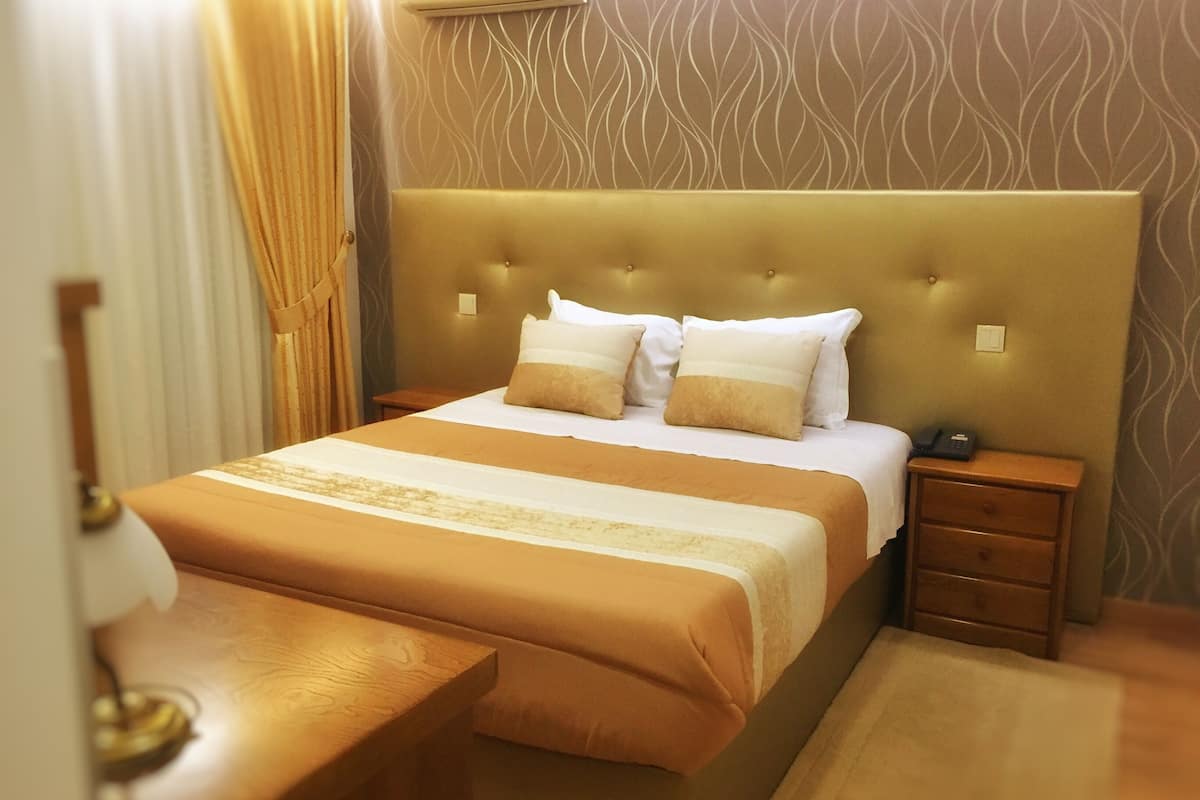 traditional double room | minibar, desk, blackout curtains, rollaway beds