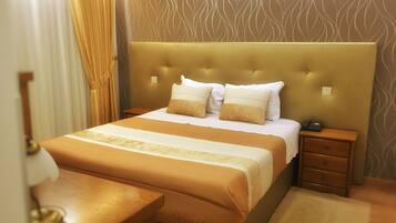 Traditionele tweepersoonskamer | Een minibar, een bureau, verduisterende gordijnen