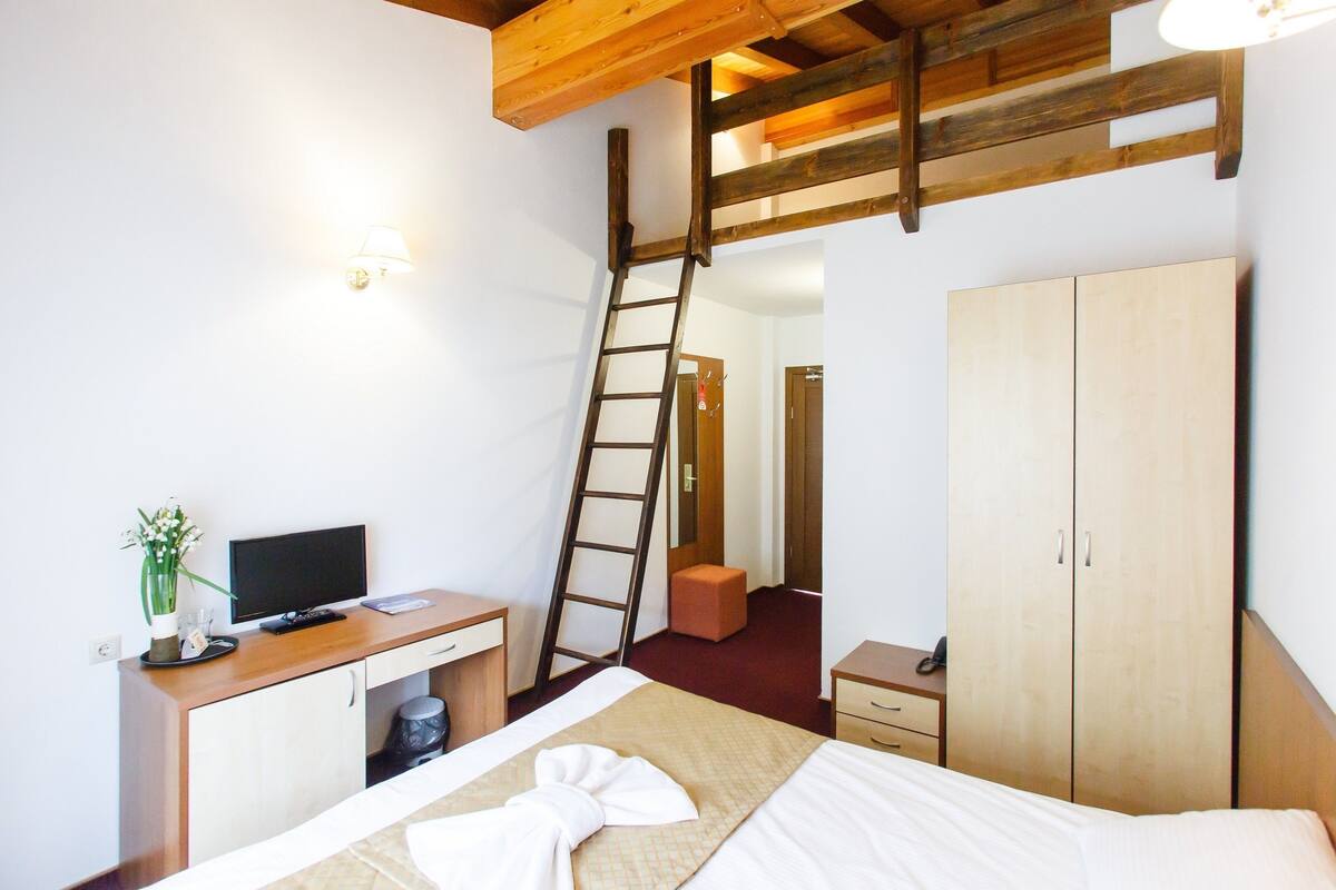 Kamer, 1 twee- of 2 eenpersoonsbedden (with extra bed) | Een minibar, een bureau, een strijkplank/strijkijzer, gratis babybedden