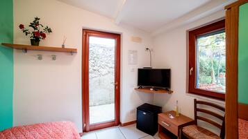 Habitación individual | Minibar, escritorio, tabla de planchar con plancha y cunas gratuitas
