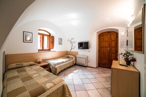 Habitació quàdruple | Minibar, escriptori, planxa i posts de planxar i bressols gratuïts 