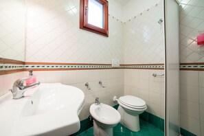 Chambre Simple | Salle de bain | Douche, baignoire relaxante profonde, articles de toilette gratuits