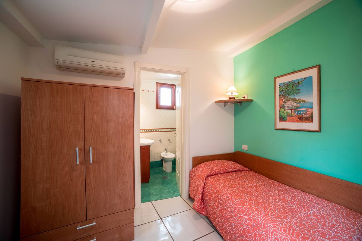 Chambre simple | Minibar, bureau, fer et planche à repasser, lit de bébé (gratuit)
