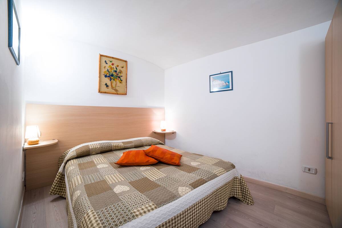 Chambre quadruple | Minibar, bureau, fer et planche à repasser, lit de bébé (gratuit)