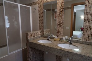 Habitación doble superior | Baño | Amenidades de baño gratuitas, secadora de cabello, toallas 